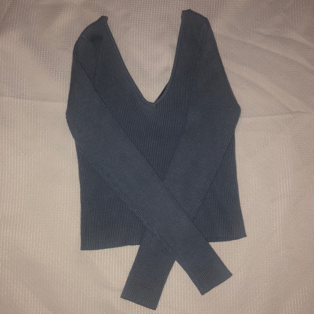 Blue v-neck, long sleeve crop top !